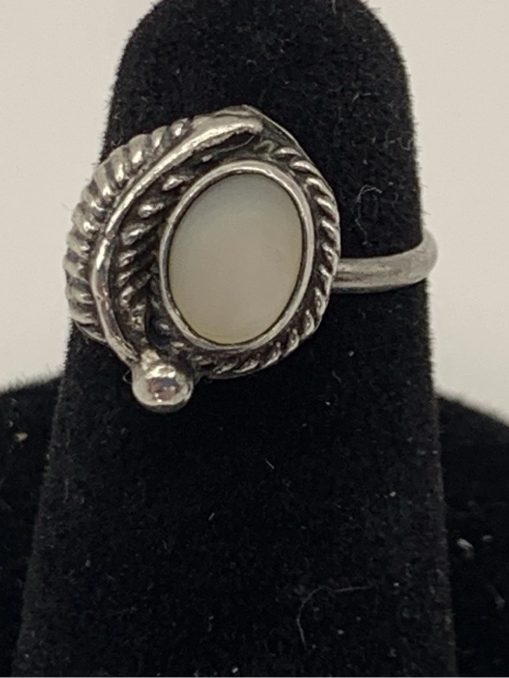 Vintage Navajo Silver 94.1 Oval Mother Of Pearl Ring Leaf Bezel Setting Size 2.5